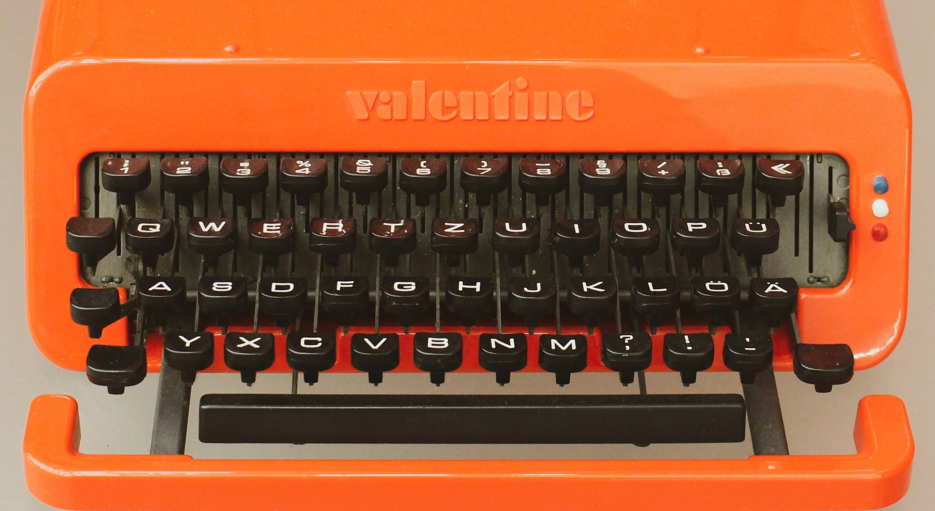 An old-fashioned typewriter used to illustrate the concept of pitching ideas to editors
