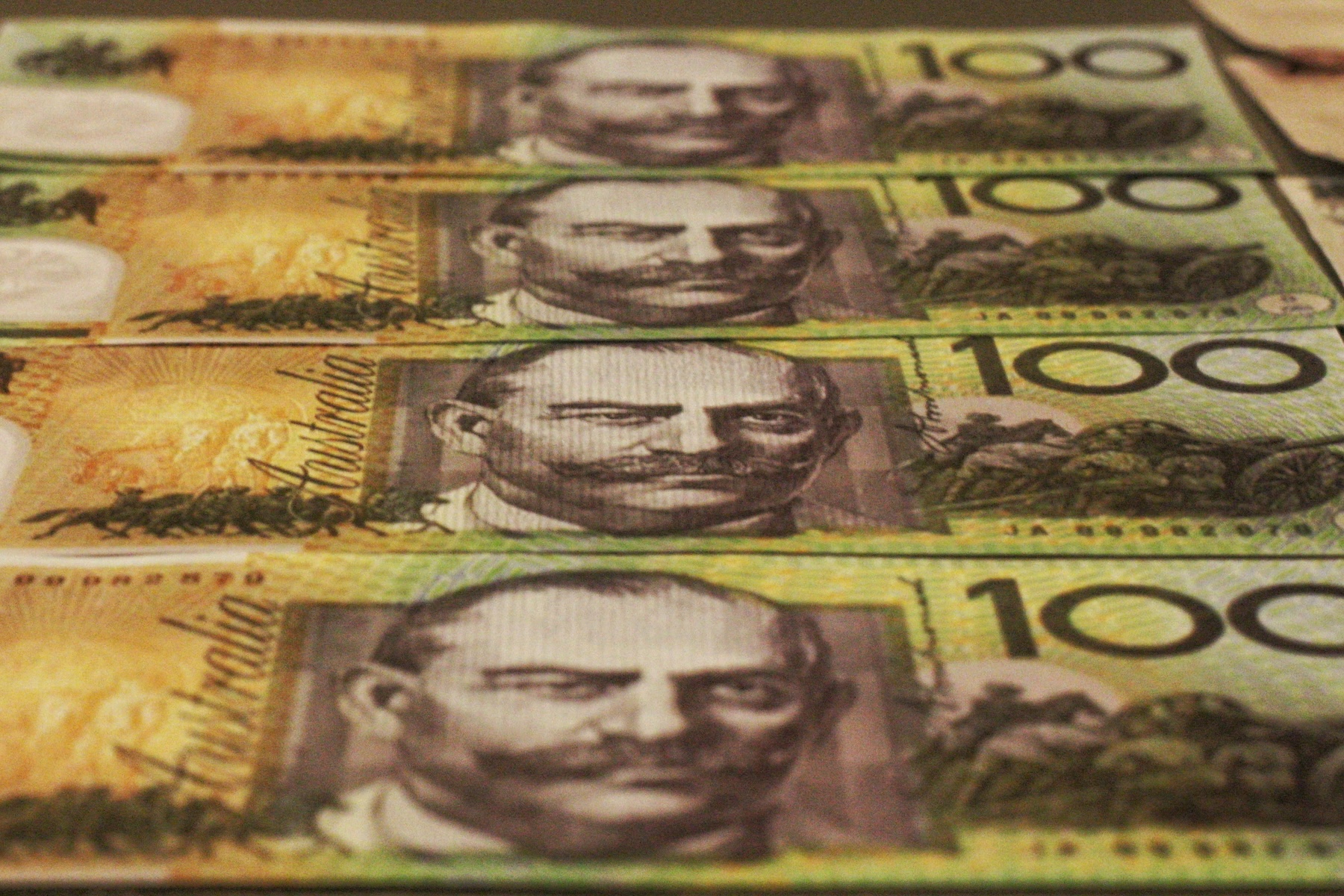 Image of Australlian 100 dollar notes, used to illustrate interest rates and high costs.